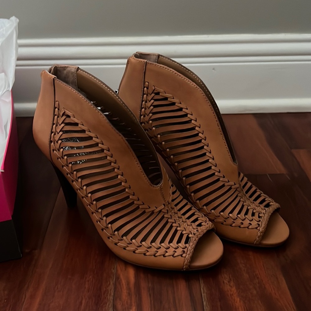 Vince Camuto, tan leather heels, size 6, new in box, never worn, cute and comfy